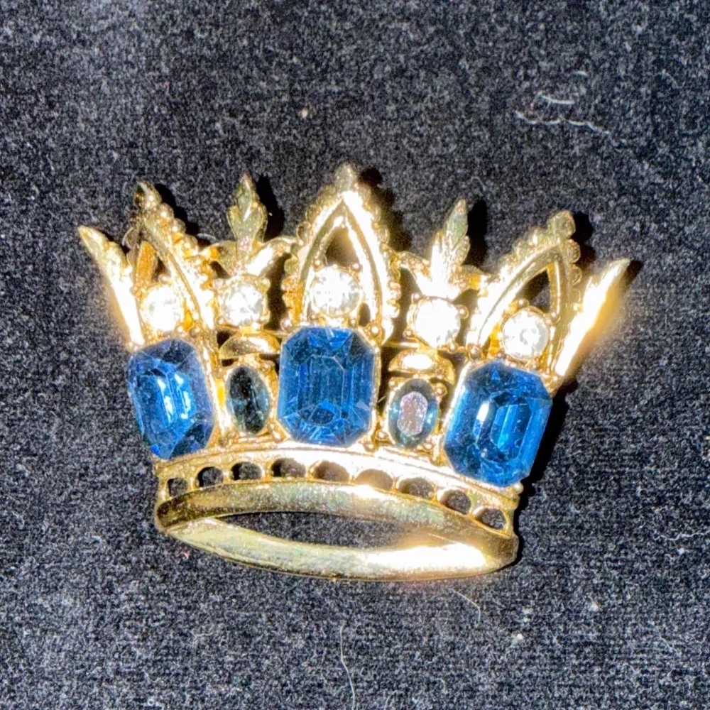 BEAUTIFUL IMITATION SAPPHIRE-CRUSTED CROWN BROOCH - Picture 1 of 2